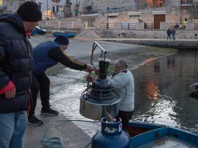Non senza fatica bombola e lampada vengono caricate sul gozzo
